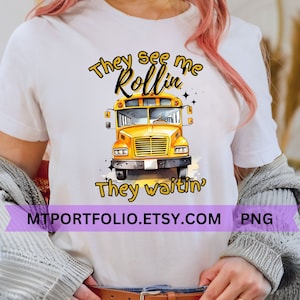 Puede incluir: Una camiseta blanca con un gráfico de autobús escolar amarillo y el texto "They see me rollin' They waitin'".