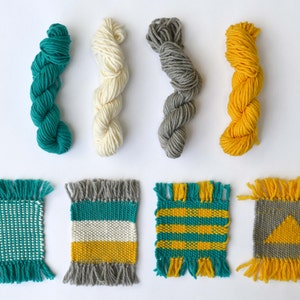 Puede incluir: Cuatro ovillos de hilo en verde azulado, blanco, gris y amarillo, y cuatro cuadrados tejidos en verde azulado, blanco, gris y amarillo.