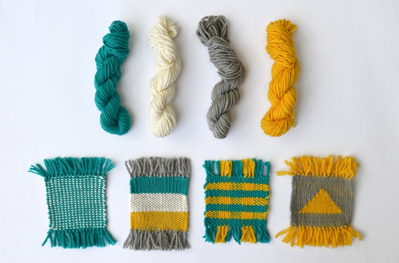 Puede incluir: Cuatro ovillos de hilo en verde azulado, blanco, gris y amarillo, y cuatro cuadrados tejidos en verde azulado, blanco, gris y amarillo.