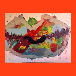 Könnte beinhalten: Abstrakte Malerei mit einer lebendigen Farbpalette. Das Kunstwerk zeigt kräftige Pinselstriche in Rot, Schwarz, Grün, Gelb und Grau, vor einem weißen und hellblauen Hintergrund. Das Gemälde wird von einem leuchtend orangefarbenen Rahmen umgeben.