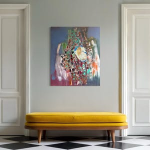 Puede incluir: Escena interior con un banco amarillo, arte abstracto y puertas dobles blancas con manijas doradas. El suelo tiene un patrón de tablero de ajedrez en blanco y negro. El banco tiene patas de madera.