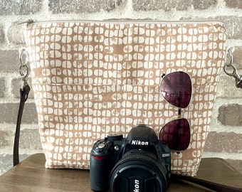 Sac à main Camera Bag pour femme en Butterscotch Tan, par Darby Mack et fabriqué aux États-Unis