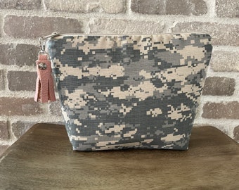 Pochette pour sac photo, sac fourre-tout camouflage vert ! Imprimé militaire kaki, par Darby Mack, fabriqué aux États-Unis