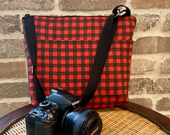 Sacs photo pour femmes, carreaux noirs et rouges - par Darby Mack et fabriqués aux États-Unis