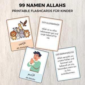 Könnte beinhalten: Vier Lernkarten mit dem Text "99 NAMEN ALLAHS PRINTABLE FLASHCARDS FÜR KINDER". Die Karten zeigen Illustrationen von Tieren und einer weinenden Person, mit arabischem und deutschem Text. Auf hellem Holzmaserung-Hintergrund.