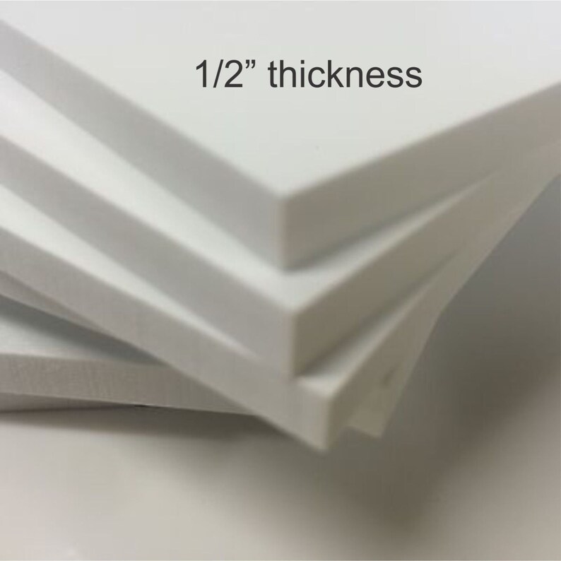 Puede incluir: Primer plano de tres tableros de espuma blanca apilados uno encima del otro. El tablero superior tiene el texto "1/2" thickness" impreso en &eacute;l.