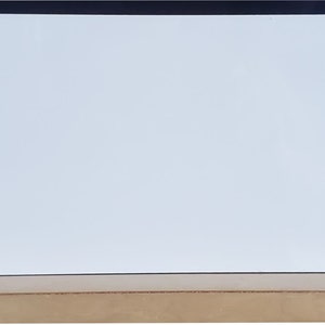 Pu&ograve; includere: Un cartello rettangolare bianco con angoli arrotondati e due piccoli fori nella parte superiore.