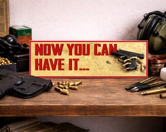 Letrero divertido para la cueva del hombre: ahora puedes tenerlo. Decoración con humor.