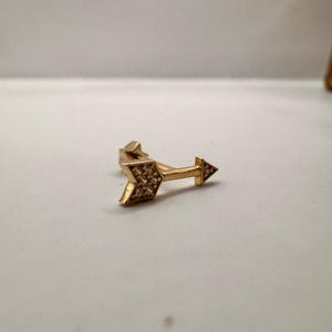 14K massief gouden gouden pijl met steen piercing-tragus-helix-conch-kraakbeen