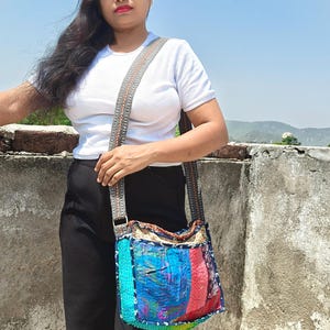 Bolsa tiracolo boho bordada à mão em seda kantha colorida com patchwork: Bolsa étnica para viagens. imagem 9