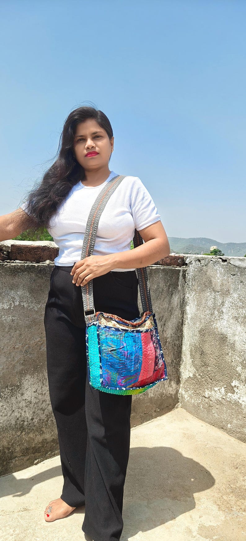 Bolsa tiracolo boho bordada à mão em seda kantha colorida com patchwork: Bolsa étnica para viagens. imagem 9