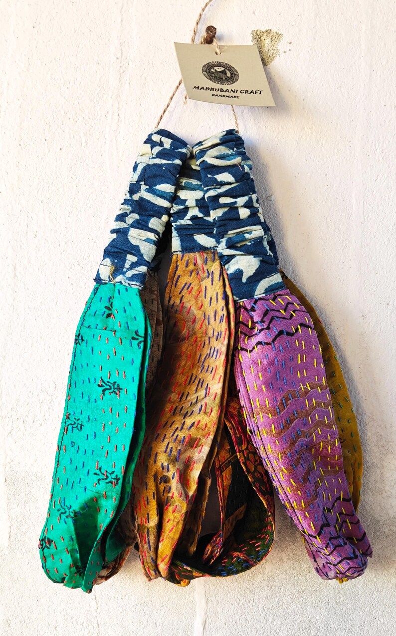 Peut inclure: Ensemble de bandeaux en tissu faits &agrave; la main, aux couleurs vives. Les bandeaux pr&eacute;sentent divers motifs et couleurs, notamment le turquoise, le jaune, le violet et le bleu. Chaque bandeau est orn&eacute; de coutures complexes. Une &eacute;tiquette avec le texte "MADHUBANI CRAFT HANDMADE" est attach&eacute;e.