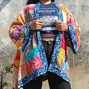 Chaqueta kimono reversible acolchada de Kantha bordada, tela de sari de algodón reciclado, talla grande