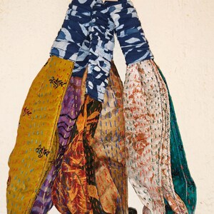 Peut inclure: Plusieurs articles en tissu faits &agrave; la main, peut-&ecirc;tre des bandeaux ou des &eacute;charpes, suspendus sur un fond blanc. Les tissus pr&eacute;sentent divers motifs, dont des motifs floraux et tie-dye, avec des couleurs comme le jaune, le bleu et l'orange. L'&eacute;tiquette indique "MADHUBANI CRAFT HANDMADE."