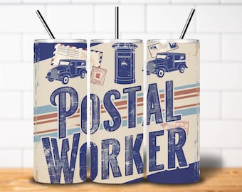 Puede incluir: Tres vasos de acero inoxidable con un diseño vintage de cartero. Los vasos presentan un esquema de colores azul, rojo y blanco con imágenes de un camión de correo, un buzón y sellos postales. El texto "Cartero" está impreso en azul en los vasos.