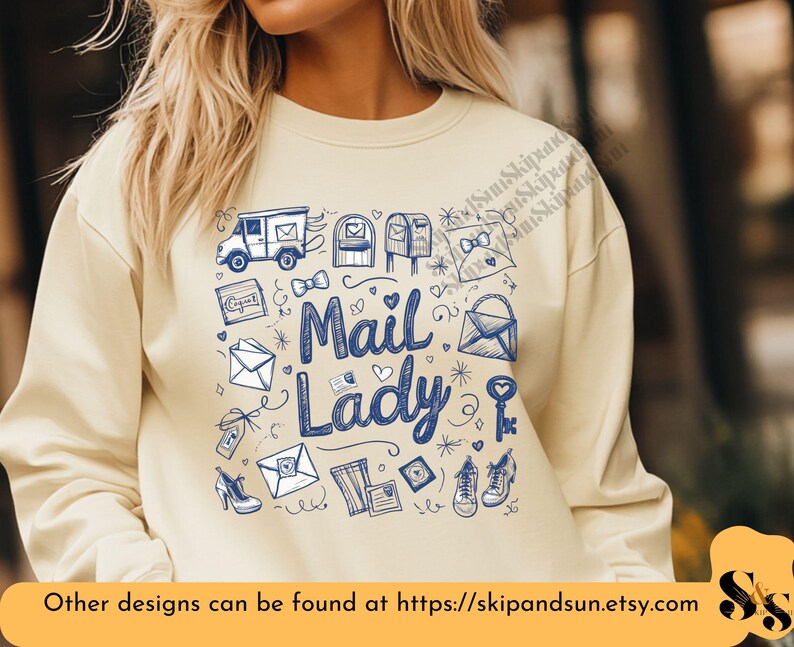Peut inclure: Un sweat-shirt jaune clair avec un motif graphique bleu et blanc d'objets li&eacute;s au courrier, notamment un camion postal, des bo&icirc;tes aux lettres, des enveloppes et une cl&eacute;. Le texte "Mail Lady" est pr&eacute;sent&eacute; en lettres bleues.
