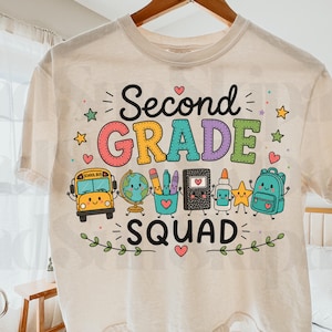 Może przedstawiać: Kremowy t-shirt z kolorową grafiką i napisem "Second Grade SQUAD". Wzór zawiera rysunkowe ilustracje autobusu szkolnego, globusa, przybornika na ołówki, notatnika, kleju, gwiazdki oraz plecaka z namalowanymi twarzami.