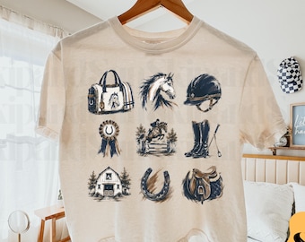 Puede incluir: Una camiseta beige de manga corta con una cuadrícula de ilustraciones de temática ecuestre que incluye una bolsa de deporte, una cabeza de caballo, un casco de montar, una cinta azul, un caballo saltando, botas de montar, un establo, una herradura y una silla.