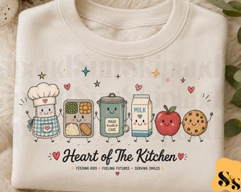 Puede incluir: Una sudadera color crema con un gráfico de artículos de cocina antropomórficos que incluyen un chef, una bandeja, un bote, un cartón de leche, una manzana y una galleta. El texto dice Heart of The Kitchen, Feeding Kids, Fueling Futures, Serving Smiles.