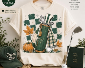 Puede incluir: Una camiseta color crema con un gráfico de una bolsa de golf verde llena de palos, una toalla a cuadros, una pelota de golf, una calabaza naranja y hojas de arce sobre un fondo de cuadros verdes y blancos con pequeños detalles de estrellas.