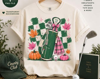 Puede incluir: Una camiseta color crema con un gráfico de una bolsa de golf verde con palos, una bufanda de cuadros rosa y una etiqueta que dice FORE FUN. El diseño incluye hojas de arce naranjas y rosas, una calabaza y un patrón de cuadros verdes de fondo.