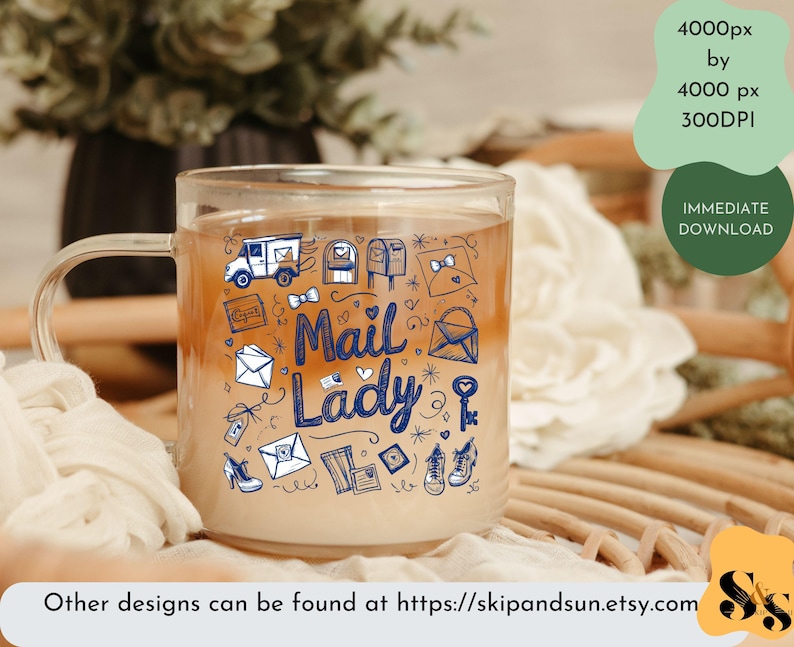 Peut inclure: Une tasse en c&eacute;ramique blanche avec un motif bleu et noir repr&eacute;sentant le texte "Mail Lady" et diverses illustrations sur le th&egrave;me du courrier. La tasse est remplie d'un liquide brun clair.