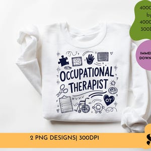 Puede incluir: Sudadera blanca con un dise&ntilde;o gr&aacute;fico azul que dice "Occupational Therapist" e incluye varios s&iacute;mbolos relacionados con la profesi&oacute;n, como una pieza de rompecabezas, una mano, un portapapeles y una silla de ruedas.