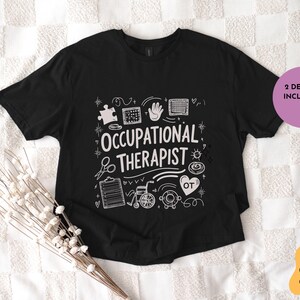 Puede incluir: Camiseta negra con un dise&ntilde;o blanco que dice "Occupational Therapist" con varias ilustraciones relacionadas con la profesi&oacute;n.