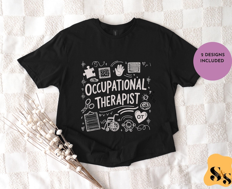Puede incluir: Camiseta negra con un dise&ntilde;o blanco que dice "Occupational Therapist" con varias ilustraciones relacionadas con la profesi&oacute;n.
