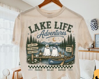 Imágenes PNG de aventuras en el lago, diseño de sublimación de campamento en canoa con fantasmas de Halloween, imágenes PNG de camisetas de casas espeluznantes en el lago, descarga digital de lago otoñal