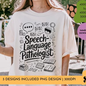 Puede incluir: Camiseta color crema con un diseño gráfico negro que dice "Speech-Language Pathologist" junto con ilustraciones relacionadas. El diseño incluye bocadillos, libros y otros símbolos. La camiseta también tiene el texto "3 DESIGNS INCLUDED PNG DESIGN | 300DPI".