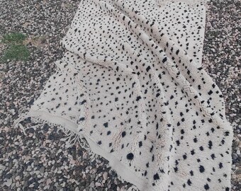 Handgeknüpfter marokkanischer Teppich 280 x 200 cm – Beni Mrirt Teppich – Weißer Wollteppich mit schwarzen Punkten – Berberteppich – Marokkanischer Teppich nach Maß