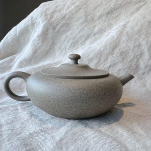 Handmade Yixing Zisha Teapot – Traditional Chinese Clay Teaware for Gongfu Tea, Loose Leaf Brewing, Gift for Tea Lovers