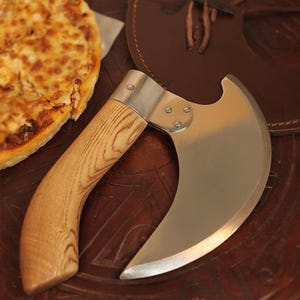 Viking Pizza Axe with Leather Scabbard – Stainless Steel Pizza Cutter with Wooden Handle | Unique Gift for Him, Fantasy Fans & Pizza Lovers