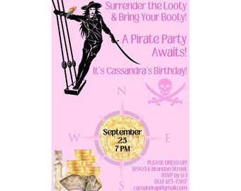 Könnte beinhalten: Eine rosafarbene und weiße Einladung zu einer Piraten-Geburtstagsparty mit einer schwarzen Silhouette einer Piratenfrau, die ein Schwert hält. Die Einladung enthält den Text "Surrender the Looty & Bring Your Booty! A Pirate Party Awaits! It's Cassandra's Birthday!" und einen Kompass mit einer goldenen Münze in der Mitte, auf der "September 25 7 PM" steht.