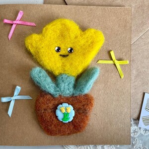 Handgemaakte tulp bloempot wolvilt kaart – Leuke tulp met bloempot en lintdecoratie Knipperende ogen | Uniek ontwerp | Handgemaakt in het Verenigd Koninkrijk