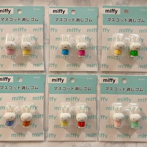 Könnte beinhalten: Sechs Miffy Radiergummi-Sets. Jedes Set enthält zwei weiße Hasenradiergummis mit farbenfrohen Outfits. Die Verpackung enthält den Markennamen "miffy" und japanischen Text. Die Radiergummis sind auf einer hellblauen Rückseite verpackt.