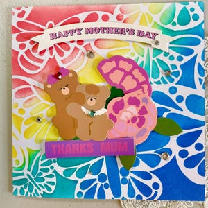 Handgemalte handgemachte 3D-Muttertagskarte Speziell für Mutter Regenbogen Schmetterling Hintergrund Niedlicher Bär funkelnde Kristalle und Blumenmuster