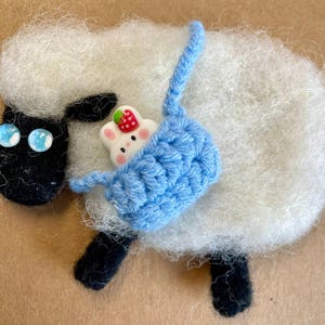 Carte de vœux 3D en feutre de laine blanc fait main - Adorable mouton avec sac à bandoulière en crochet, breloque surprise Cligner des yeux cligner des yeux | Personnalisé Unique Royaume-Uni