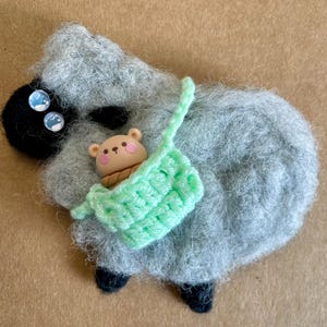 Carte 3D en feutre de laine gris fait main - Mouton mignon avec sac à bandoulière au crochet, breloque surprise, clignement des yeux personnalisé, fabrication unique au Royaume-Uni
