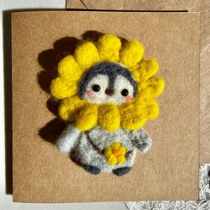 Handgemachte Sonnenblumen Pingiun Wollfilz Karte – süßer Pingiun mit Hut und Schultertasche | Personalisiert und einzigartig | Handgefertigt in Großbritannien