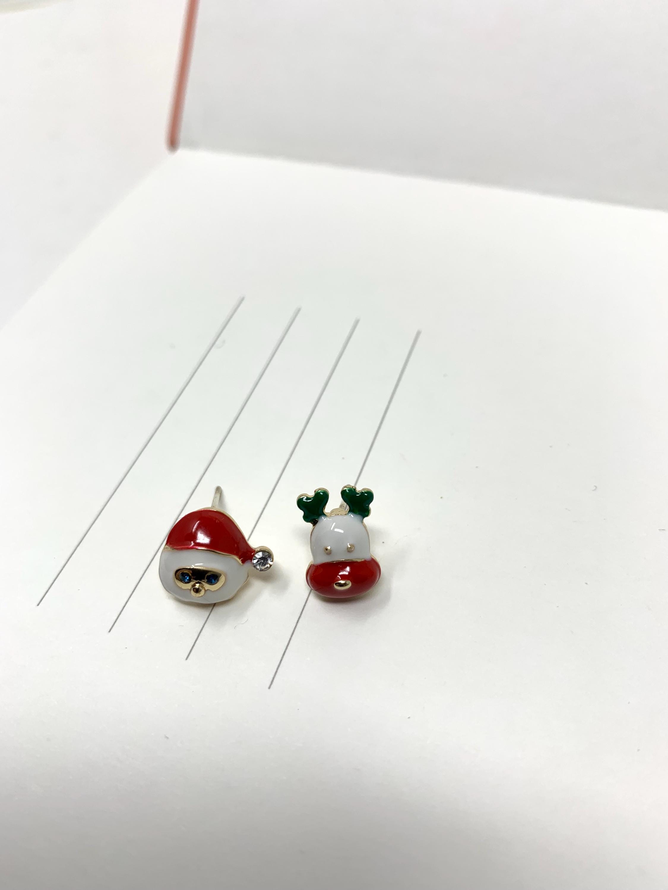 サンタのクリスマストナカイのスタッドピアス、小さなサンタクロースの