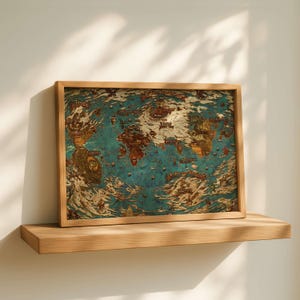 Puede incluir: Un mapa del mundo enmarcado con una estética vintage. El mapa presenta un océano turquesa, continentes marrones e ilustraciones detalladas. El marco de madera complementa los colores del mapa, creando una pieza decorativa.