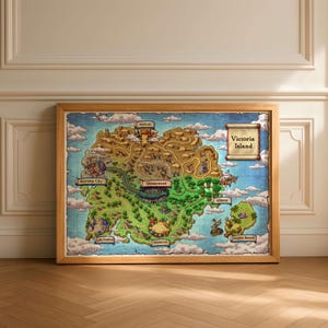 Puede incluir: Un mapa enmarcado de la Isla Victoria, con una ilustraci&oacute;n detallada y colorida del paisaje de la isla. El mapa incluye ubicaciones etiquetadas como Kerning City, Sleepywood y Perion, con un pergamino que dice "Victoria Island". El marco es de madera clara.