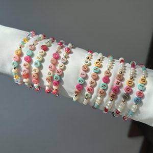 Pulsera personalizada con cuentas y nombre, con letras de colores. Regalo personalizado para mamá, hermana o hija. Pulsera personalizada con cuentas y nombre.