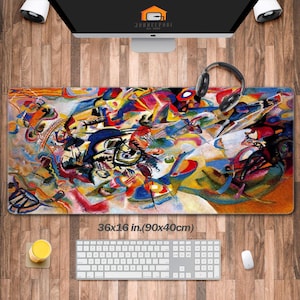 Puede incluir: Una alfombrilla de ratón rectangular con un diseño de arte abstracto en colores vibrantes. La alfombrilla mide 90 x 40 cm. Un teclado de ordenador, un ratón y unos auriculares están sobre la superficie de madera.