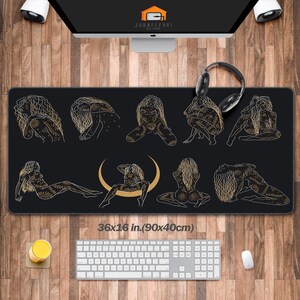 Könnte beinhalten: Eine schwarze und goldene Mausmatte mit einem sich wiederholenden Muster aus stilisierten Figuren. Die Figuren sind in Gold umrandet und haben komplizierte Details. Die Mausmatte misst 36x16 Zoll (90x40 cm).