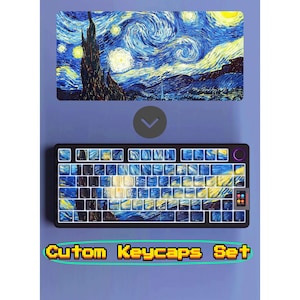 Könnte beinhalten: Eine schwarze Tastatur mit Tastenkappen im Sternennacht-Design und einem passenden rechteckigen oberen Panel. Der Text "Custom Keycaps Set" wird in einer pixeligen Schriftart unten angezeigt.