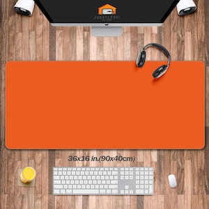 Puede incluir: Alfombrilla de escritorio naranja con borde cosido. La alfombrilla mide 90x40 centímetros (36x16 pulgadas).