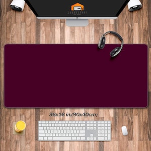 Puede incluir: Una alfombrilla de ratón grande de color morado oscuro con un borde cosido. La alfombrilla de ratón mide 36x16 pulgadas (90x40 cm).